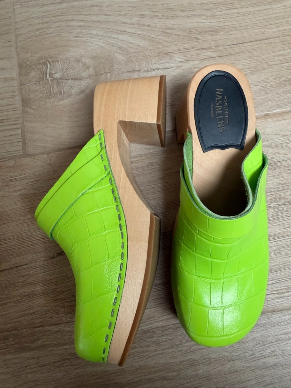 NWT Hasbeens Dagny Green Croc-Embossed Leather Clogs sz 38